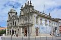 Die Kirche Igreja do Carmo ist eine im 18. Jahrhundert erbaute Barockkirche aus Granit mit wunderbar gemaltem Deckengewölbe.Gleich daneben, sehr ungewöhnlich als Zwillingsbau konzepiert, befindet sich die Kirche Igreja dos Carmelitas.
